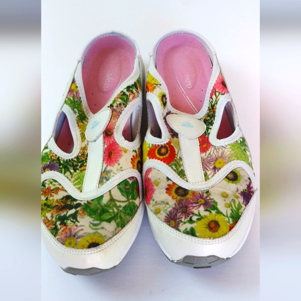 Easy Spirit women's white w/multicolored flowers slip-on. Size 10M